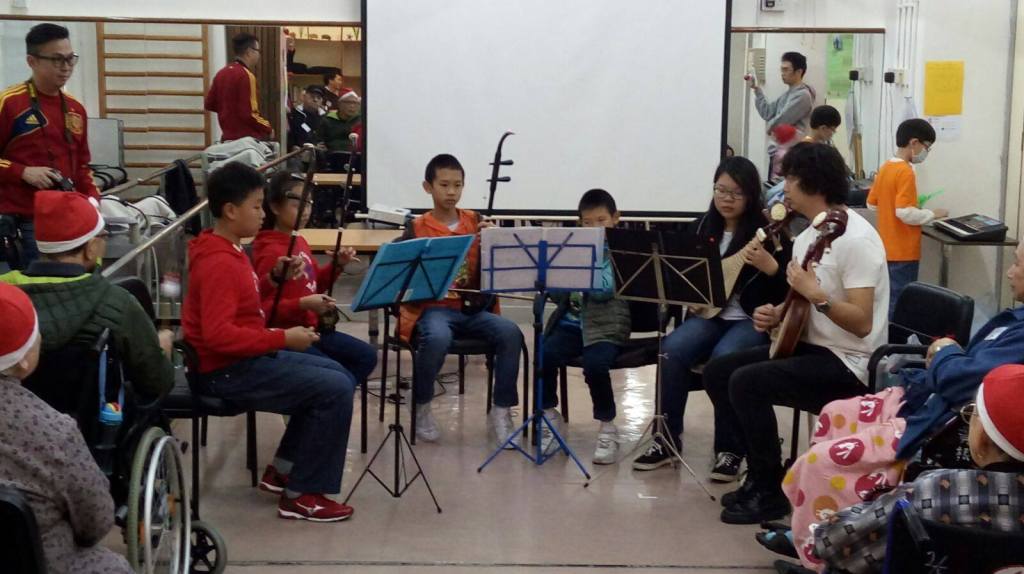 聖誕日少年中樂團為長者演奏 Junior Chinese Orchestra performed for the elderly on Christmas&nbsp;Day